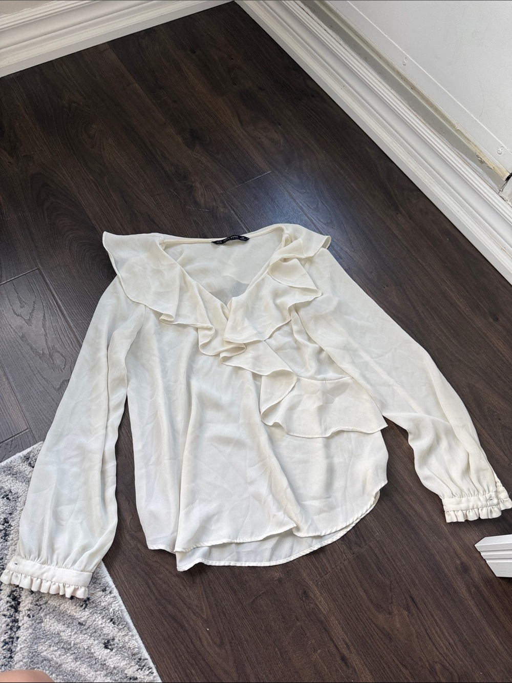 Zara Ivory Ruffle V-Neck Long Sleeve Blouse